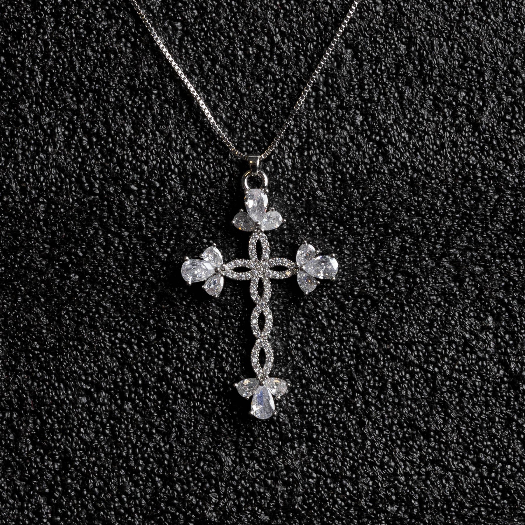 Colier Silver Cross – Cruce Elegantă din Oțel Inoxidabil