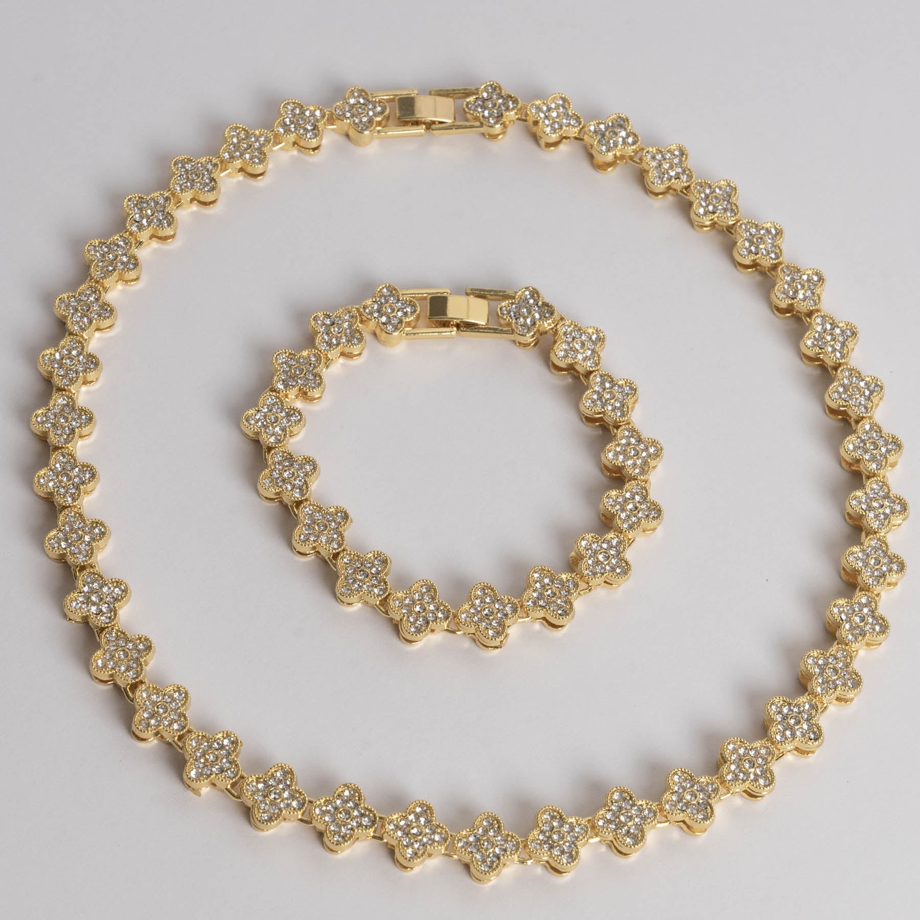 🌟 Set Special Clover: Eleganță în Fiecare Detaliu