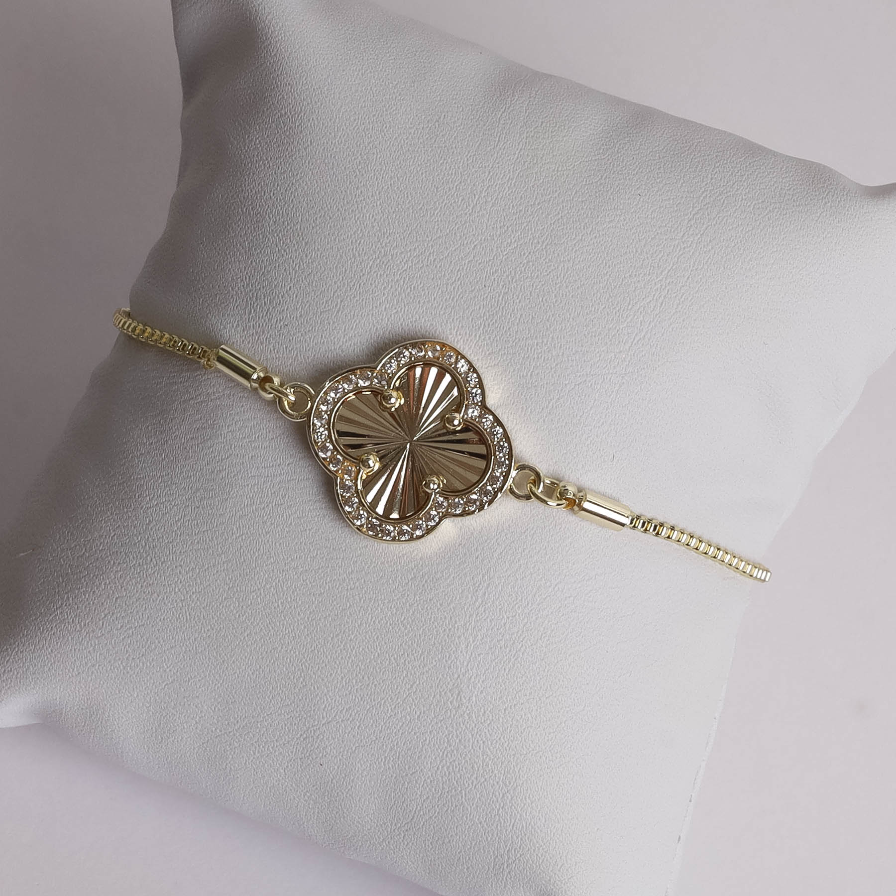 🍀 Brățara Clover Gold – Norocul e de partea ta
