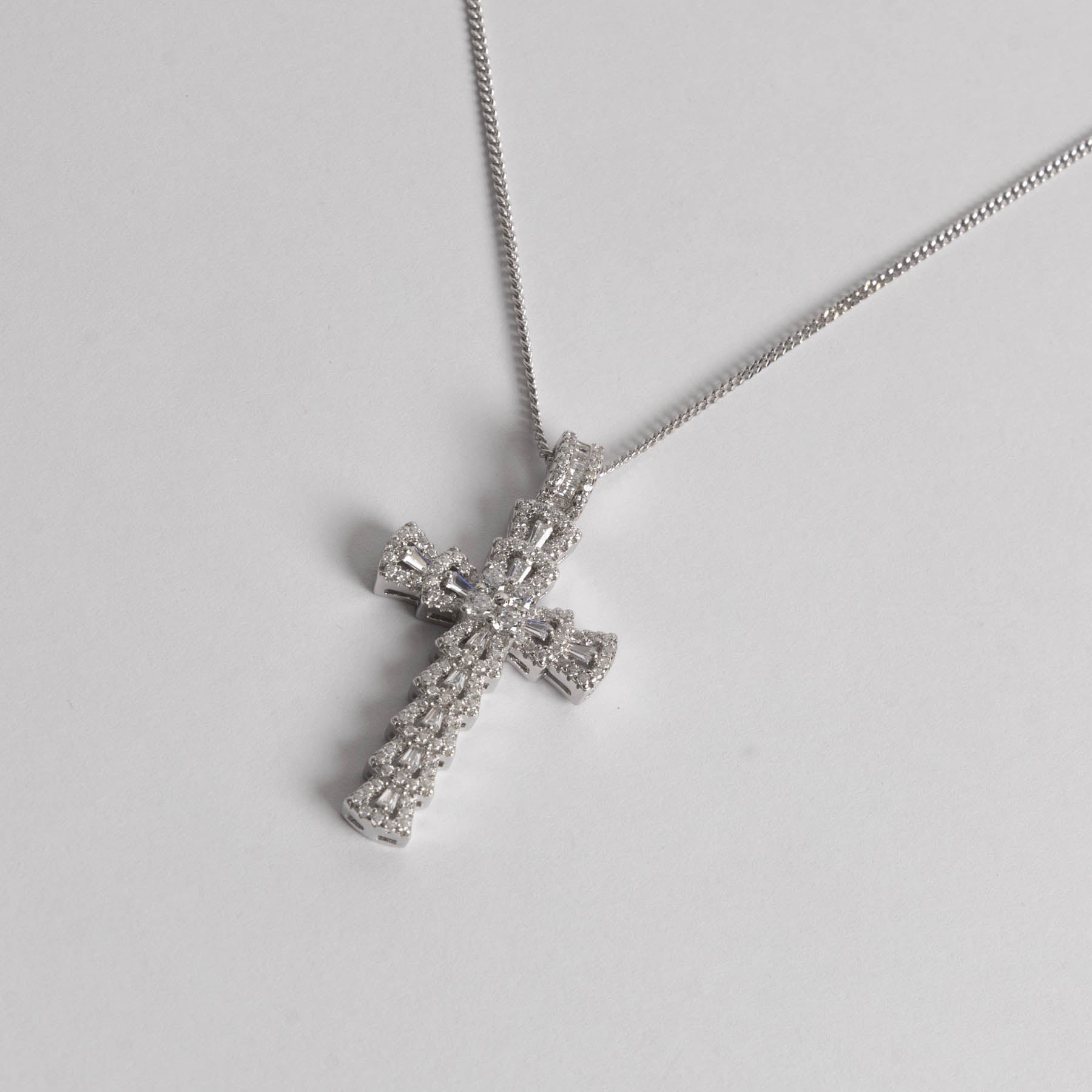 ✝️ Colier Cruce Argint 925 – Protecție divină și eleganță discretă