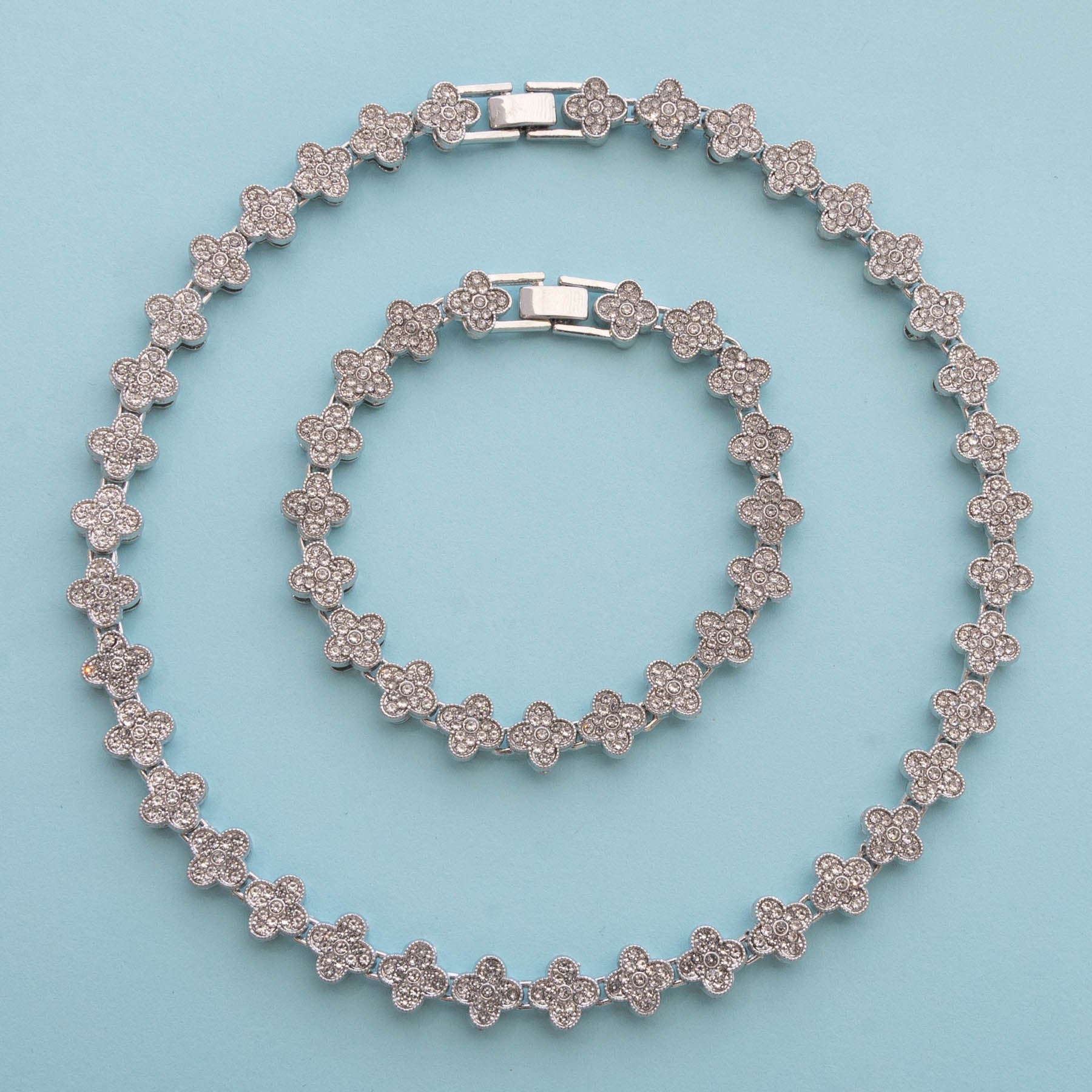 🌟 Set Special Clover: Eleganță în Fiecare Detaliu