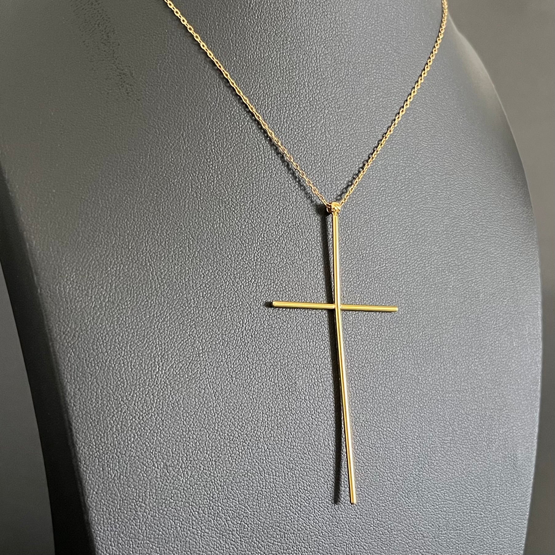 Colier Cruce Liniară Argintie: Minimalism și Eleganță ✨