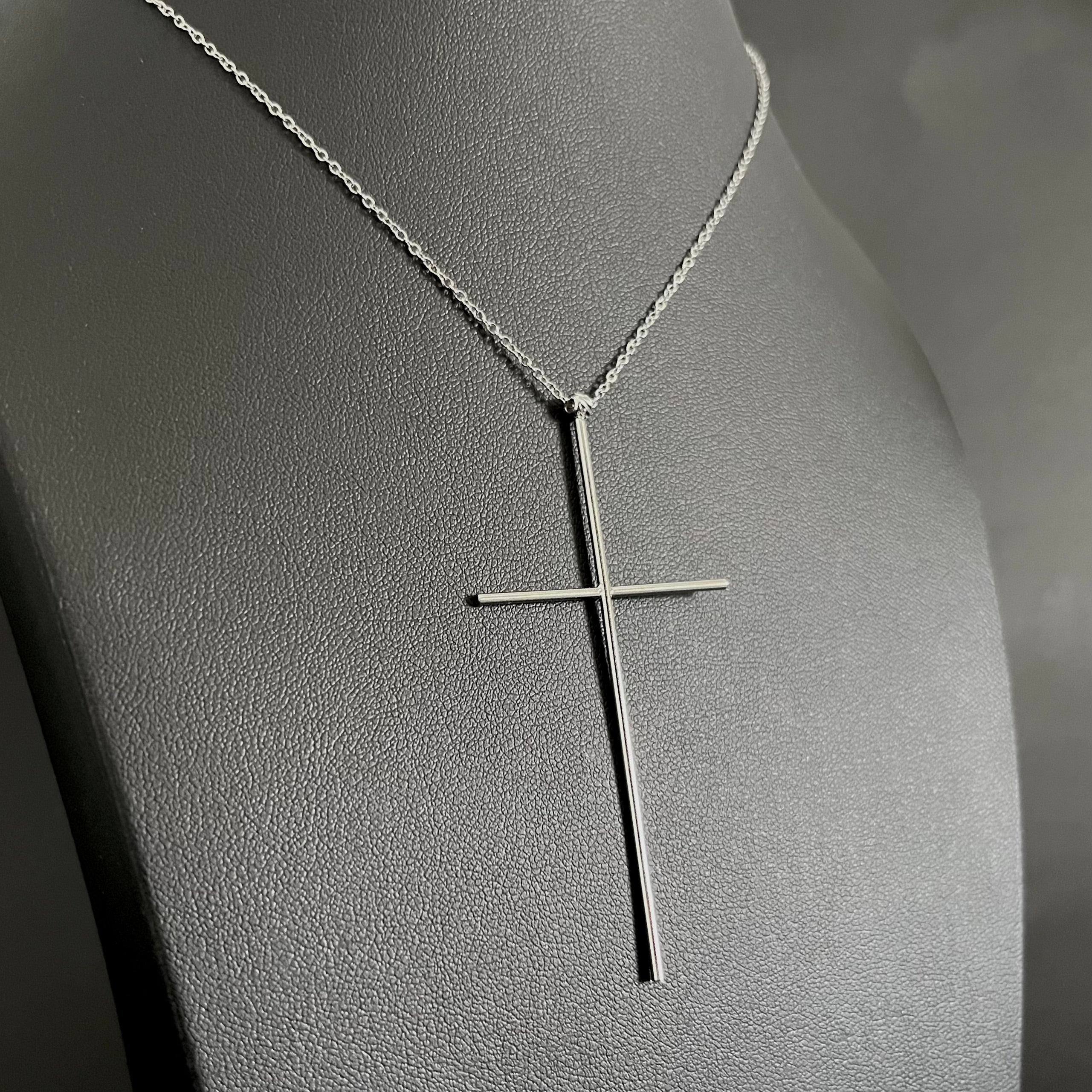 Colier Cruce Liniară Argintie: Minimalism și Eleganță ✨