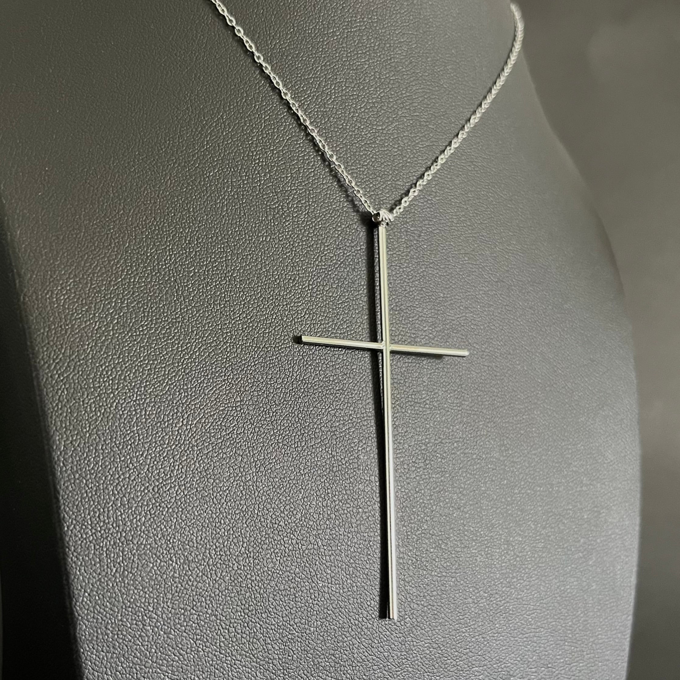 Colier Cruce Liniară Argintie: Minimalism și Eleganță ✨