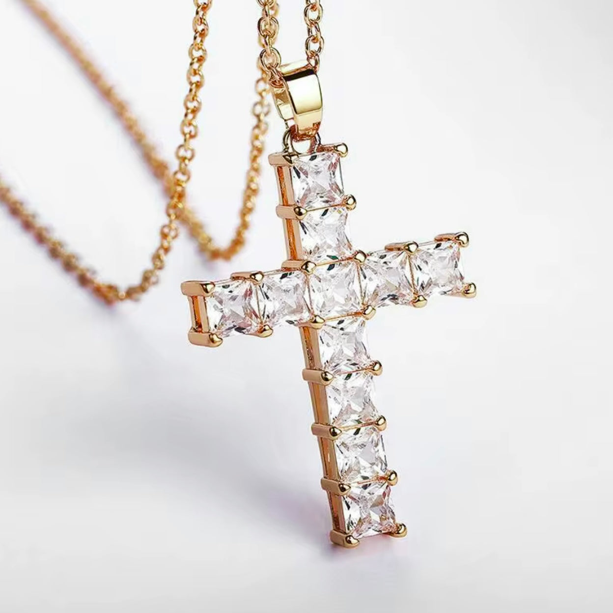 ✝️ Colier Cruce Strălucitoare – Argintiu/Auriu