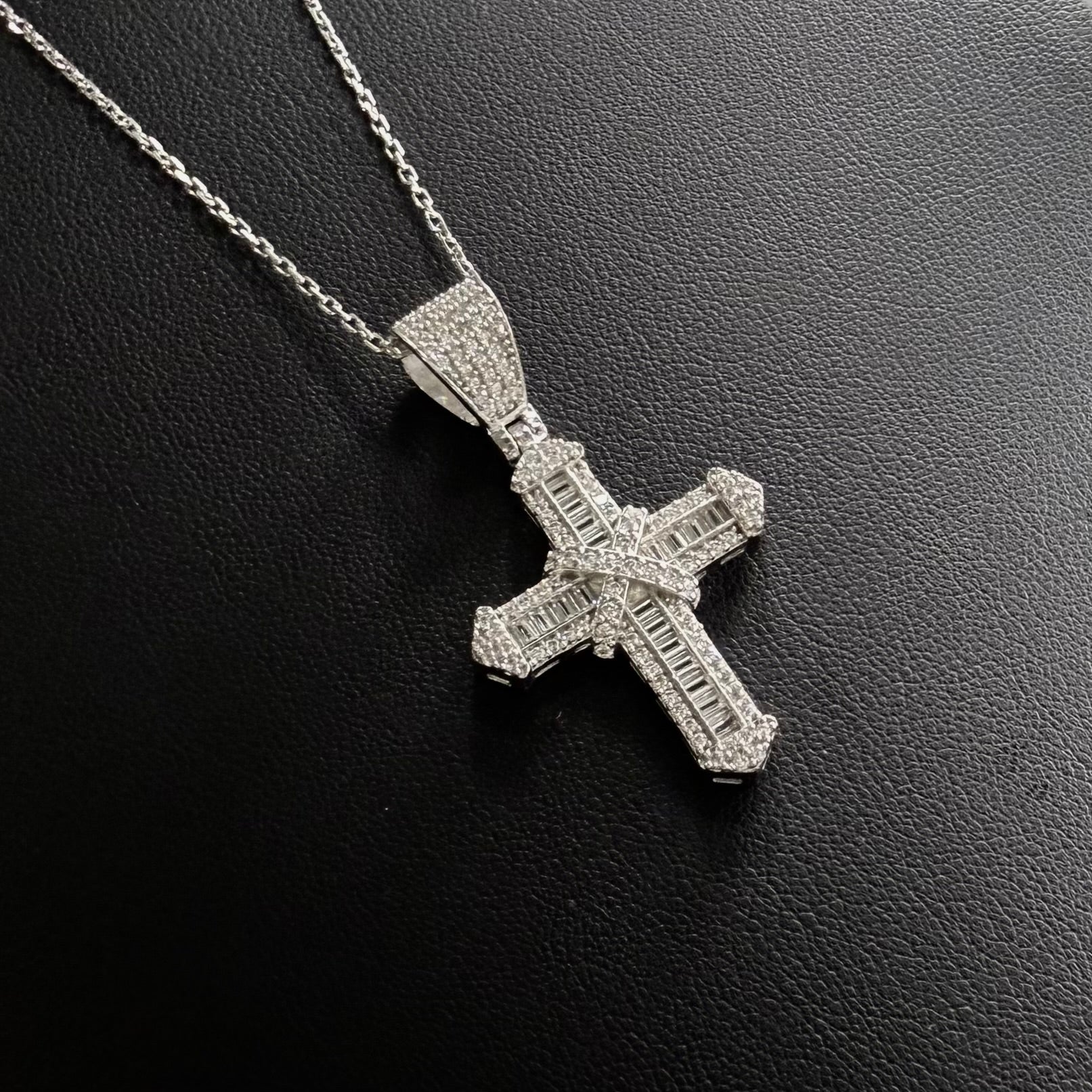 💎 Colier Cruce Baguette din Argint 925 și Zirconia