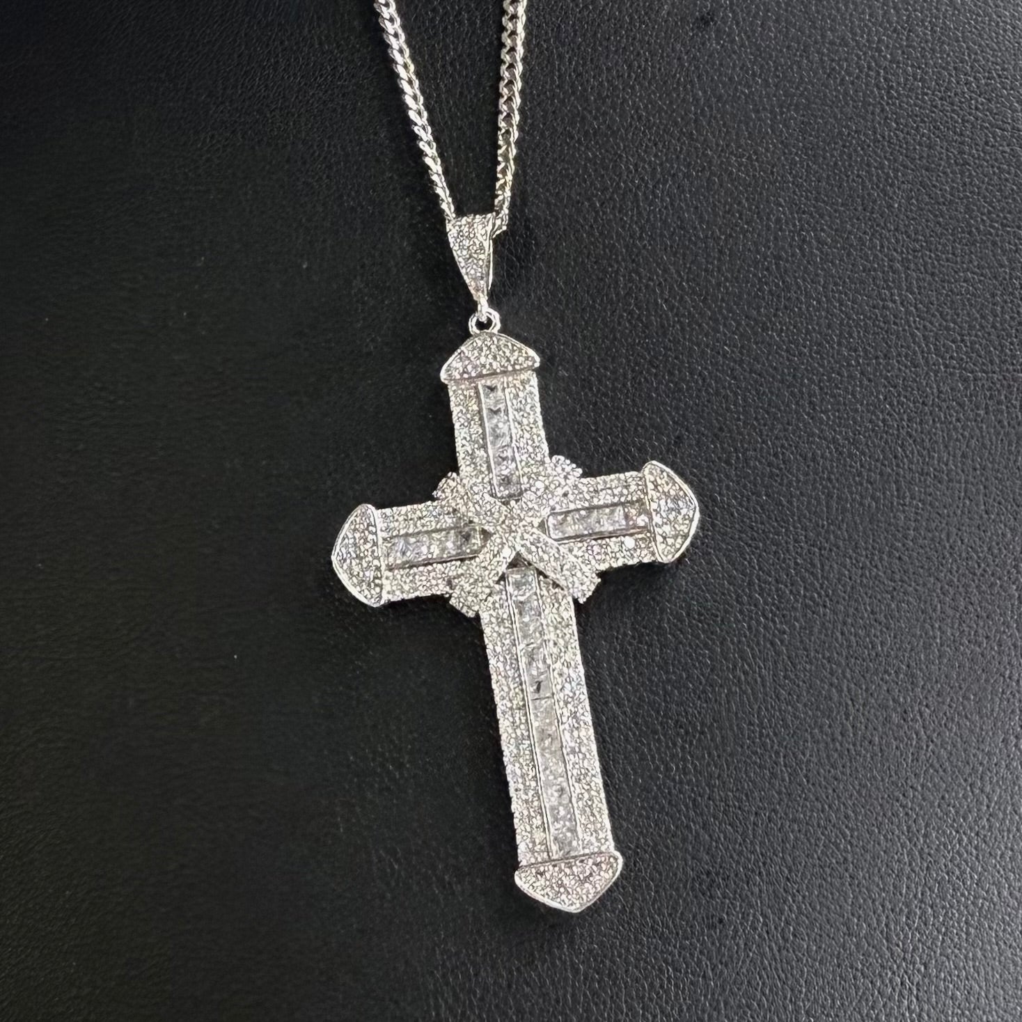 💎 Colier Cruce Regală din Argint 925 cu Zirconia Pavé & Detalii Baguette