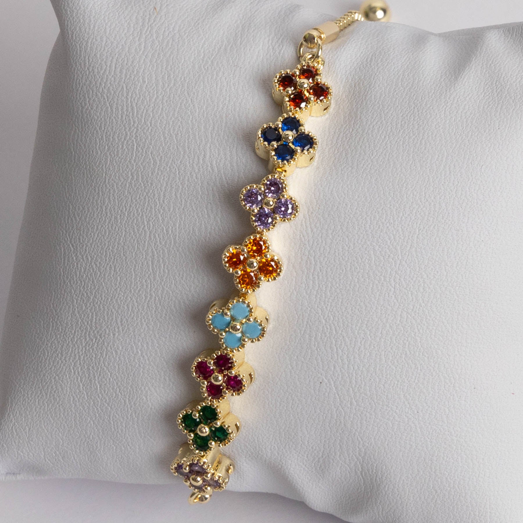 🌸 Brățară Tip Șnur Flower Gold – Delicatețe și Culoare într-o Bijuterie Unică