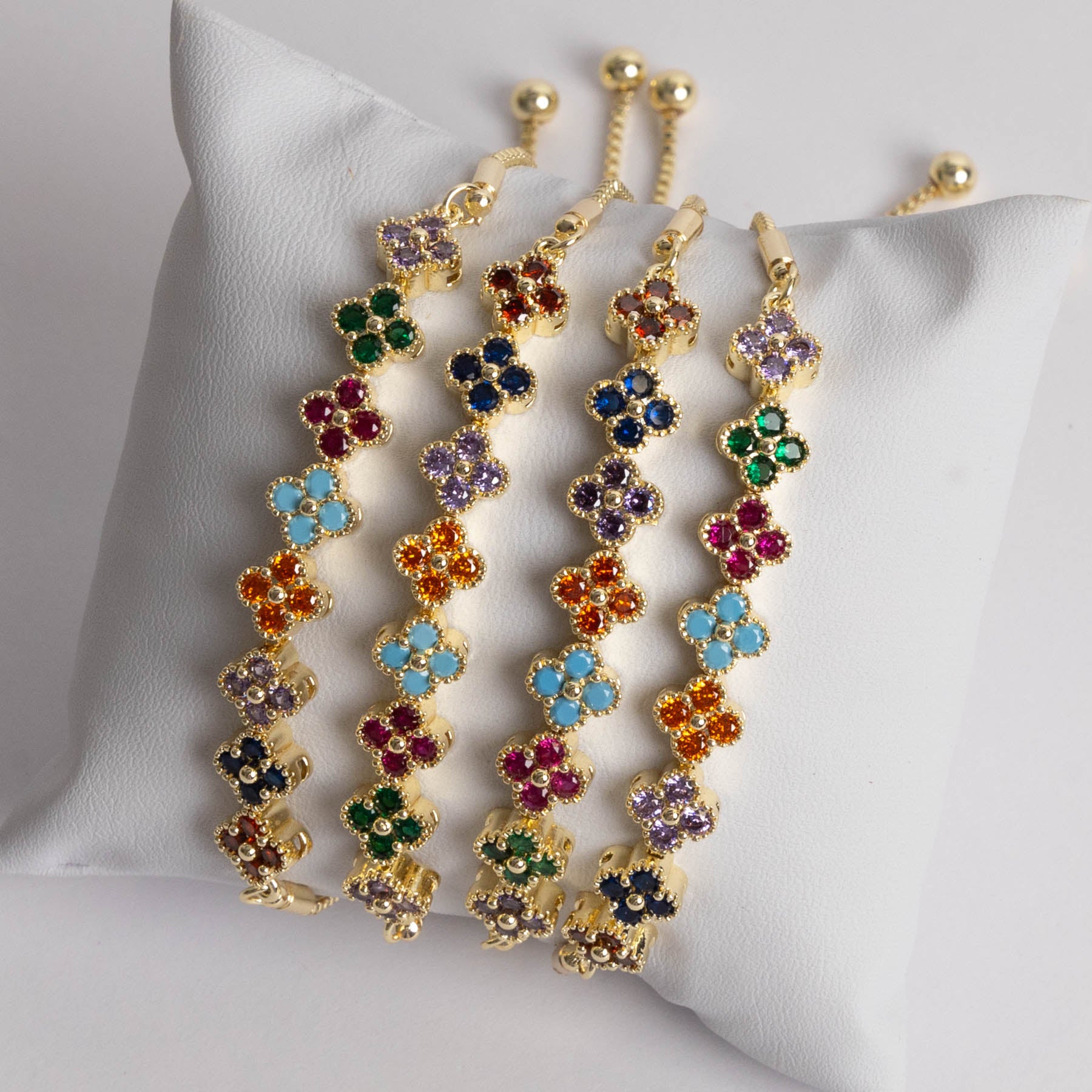 🌸 Brățară Tip Șnur Flower Gold – Delicatețe și Culoare într-o Bijuterie Unică
