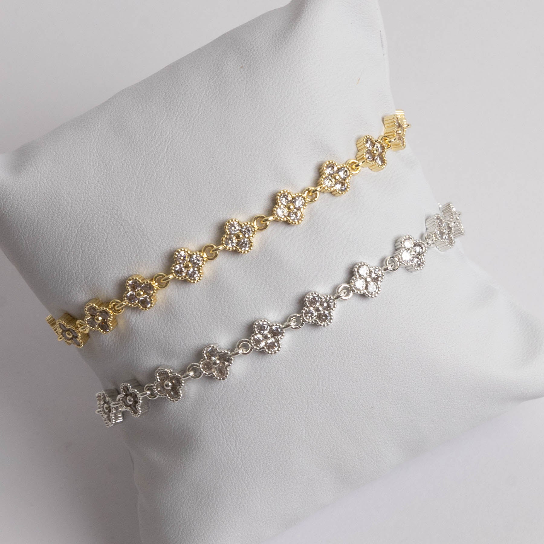 ✨ Brățara Shine Flower – Delicatețe în două nuanțe regale