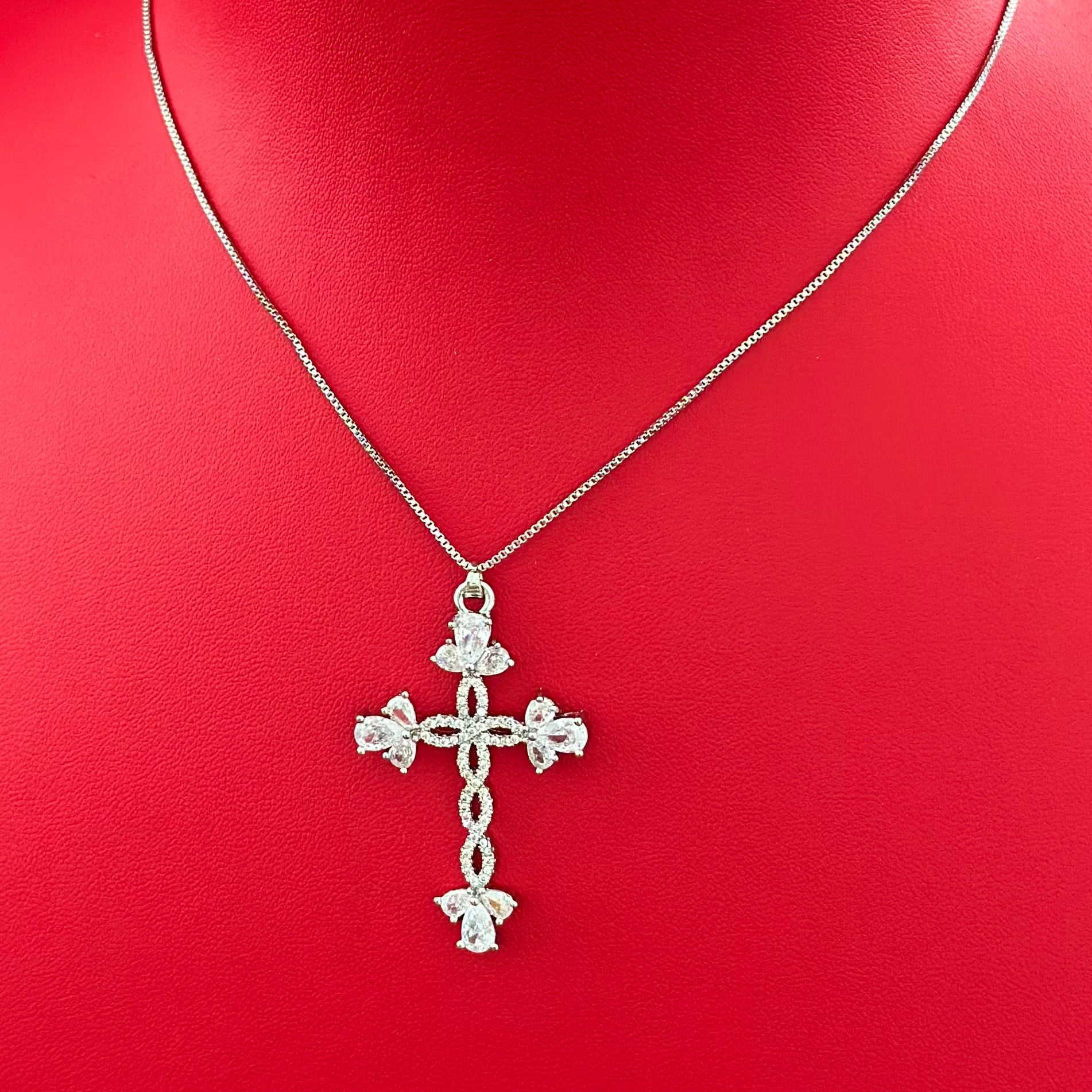 Colier Silver Cross – Cruce Elegantă din Oțel Inoxidabil