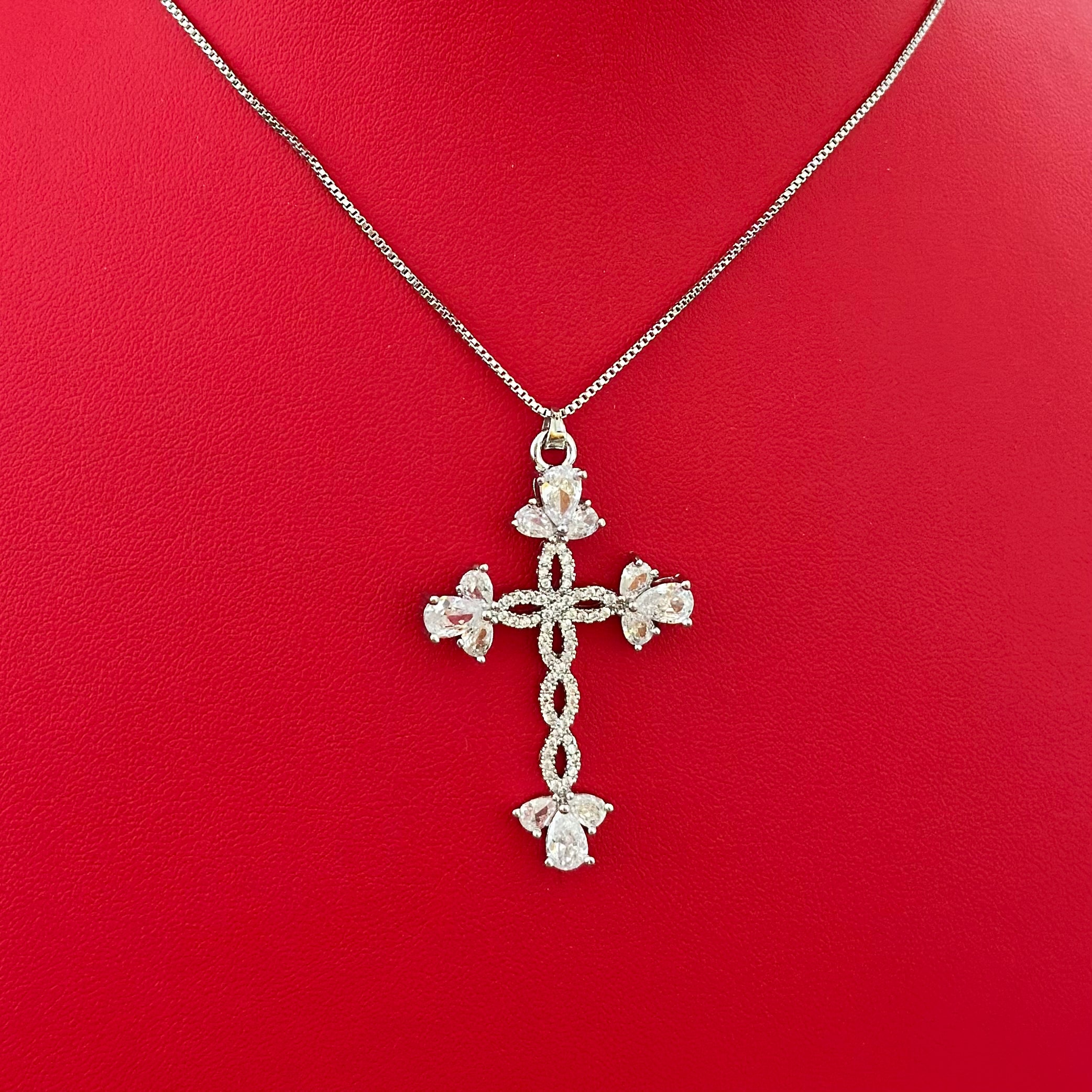 Colier Silver Cross – Cruce Elegantă din Oțel Inoxidabil