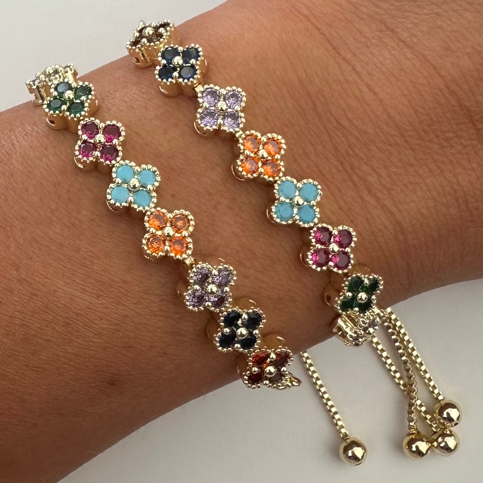 🌸 Brățară Tip Șnur Flower Gold – Delicatețe și Culoare într-o Bijuterie Unică