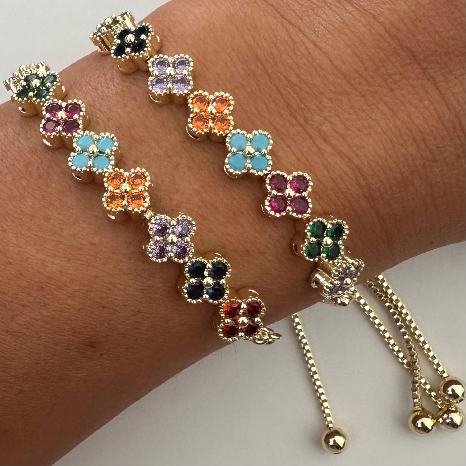 🌸 Brățară Tip Șnur Flower Gold – Delicatețe și Culoare într-o Bijuterie Unică